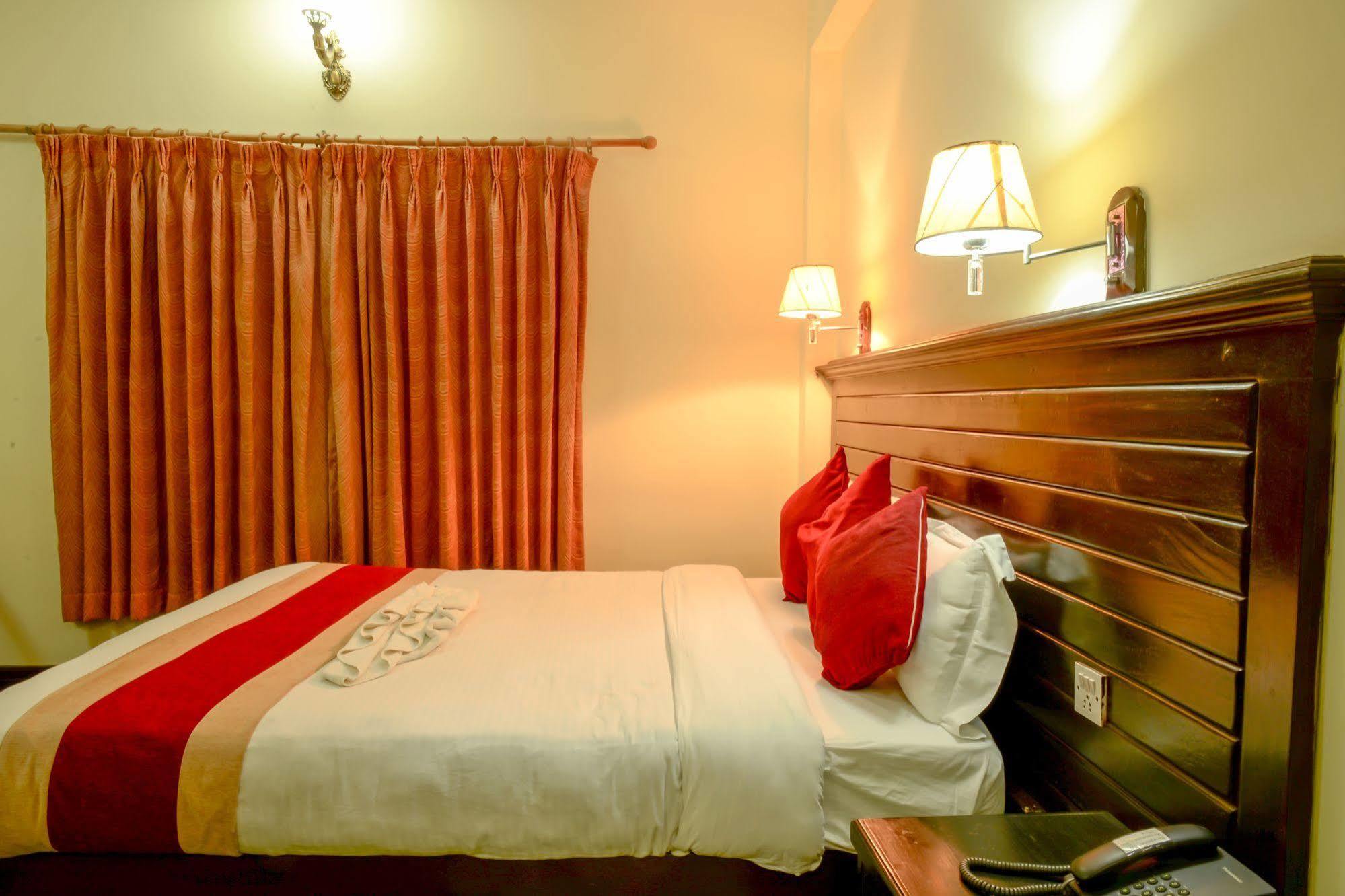 Hotel Lake Star Pokhara Zewnętrze zdjęcie