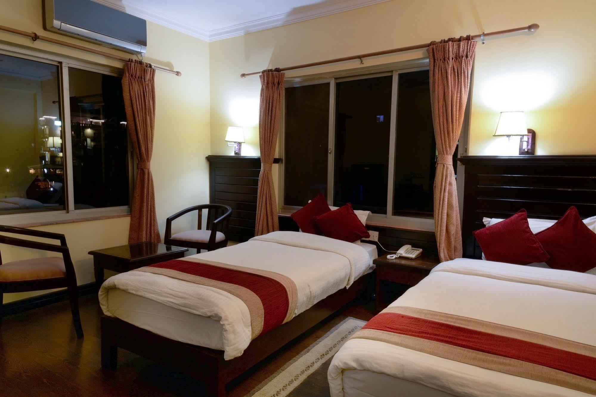 Hotel Lake Star Pokhara Zewnętrze zdjęcie