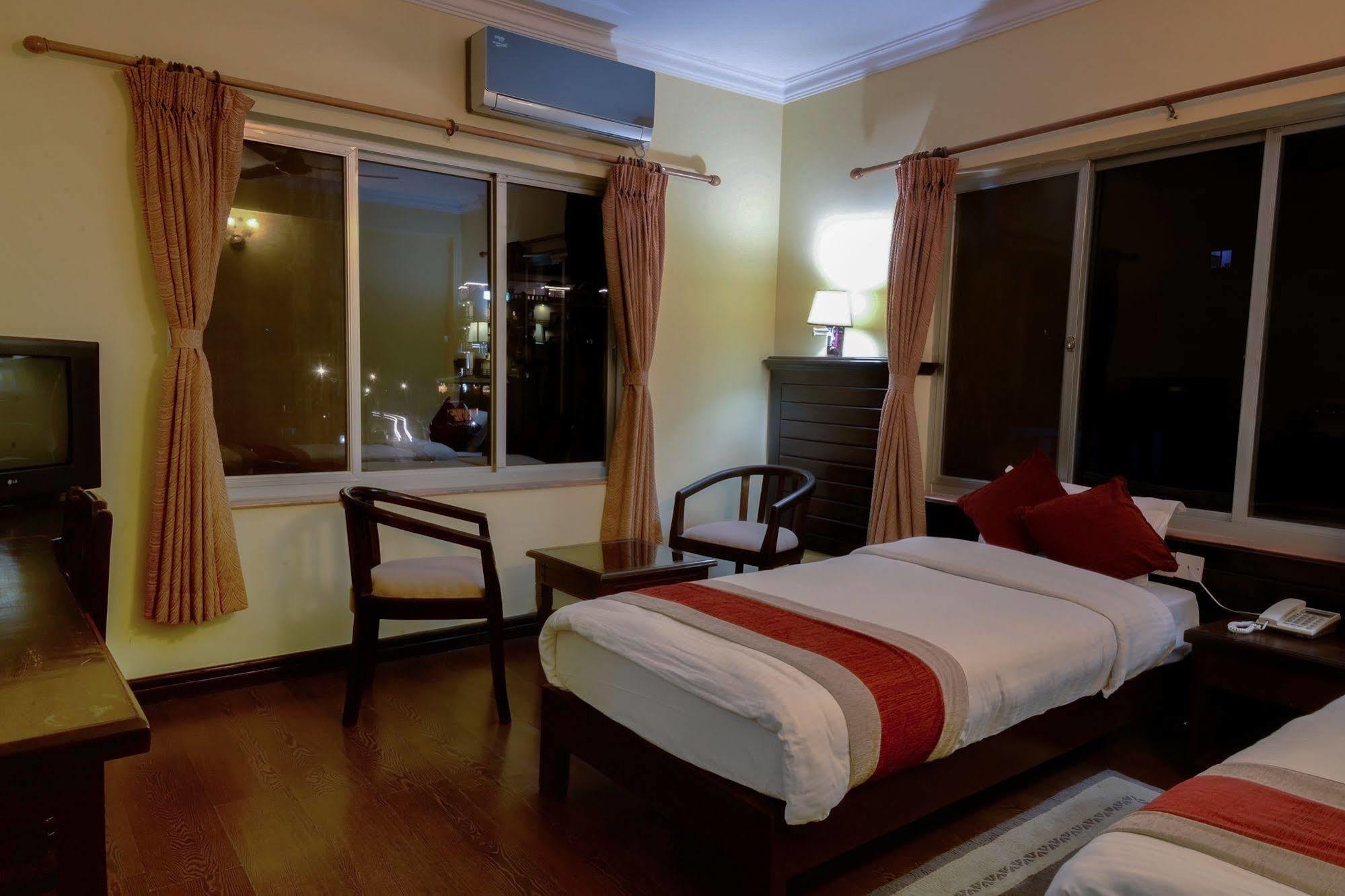Hotel Lake Star Pokhara Zewnętrze zdjęcie
